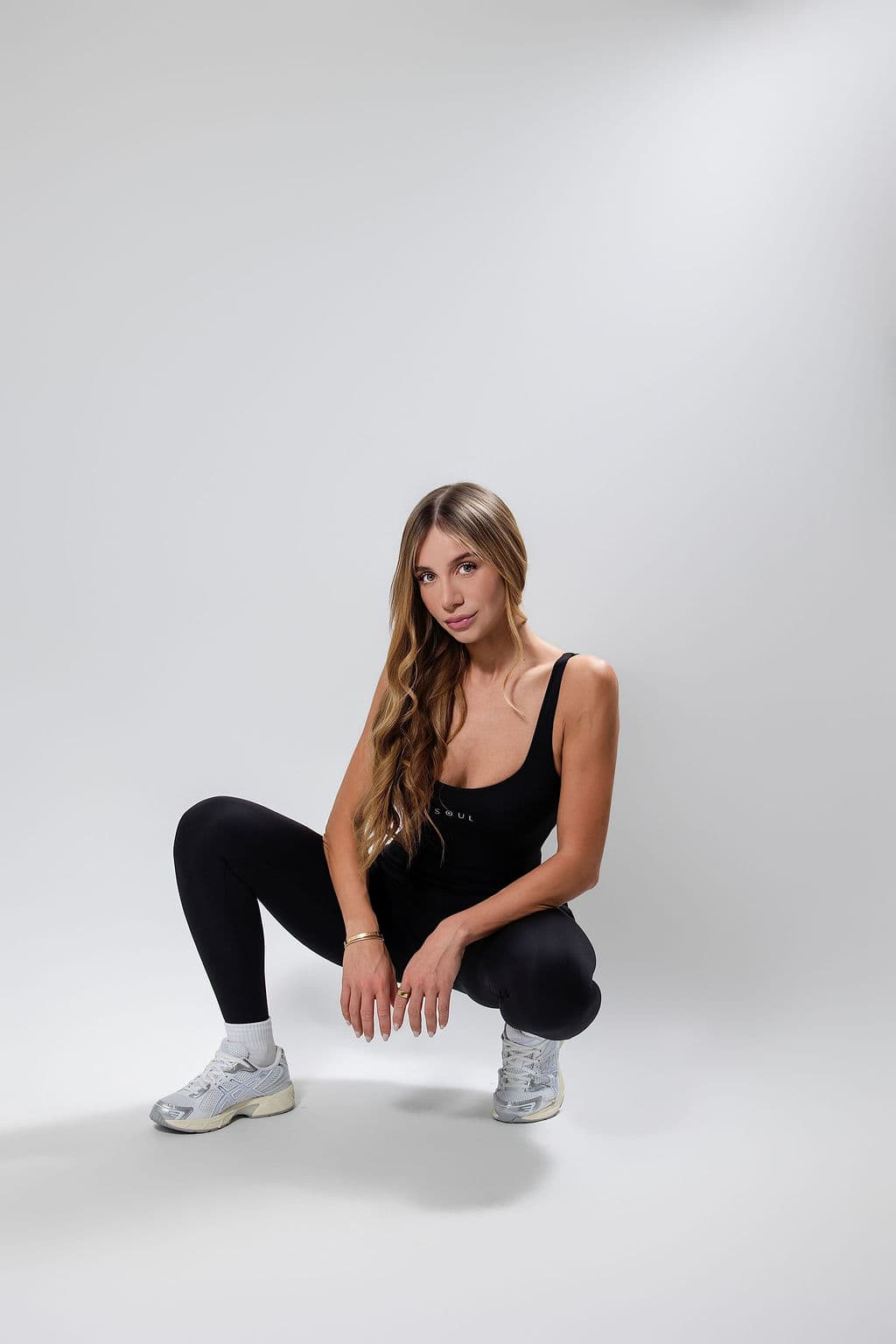 Modelo conjunto preto pose Soul Wellness